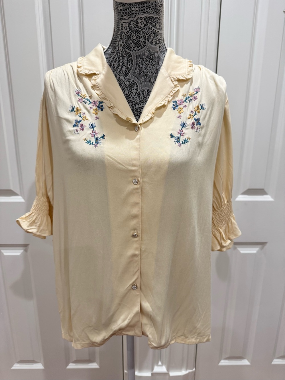 Woman’s Butter Yellow Embroidered Ruffle Collar Button-Down SS Blouse Sz. XXL